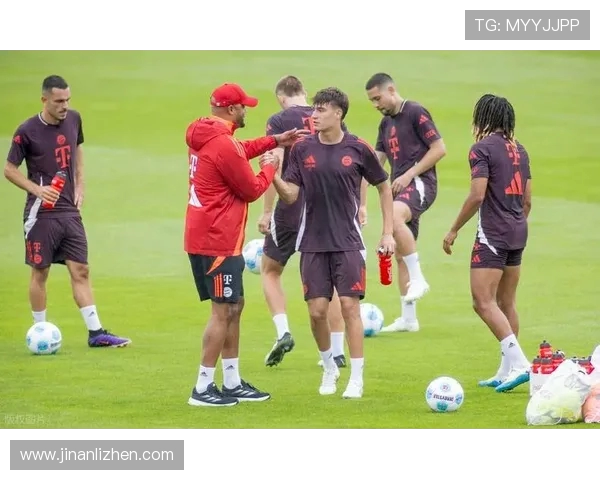 拜仁官方发布凯恩与球队高层合影庆祝其职业生涯500球里程碑